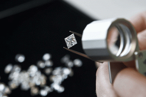כיצד לקבוע אם יהלום הוא אותנטי
