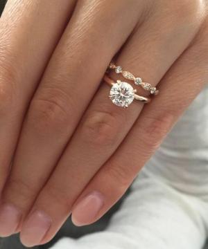 В чем разница между помолвкой и обручальным кольцом?