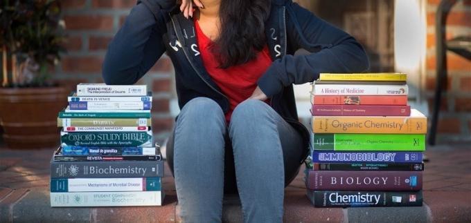 Modi per gli studenti di risparmiare denaro sui libri di testo universitari