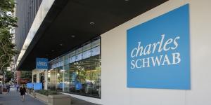 Propagačné akcie Charlesa Schwaba: Registračné bonusy a ponuky za odporúčanie od 100 do 500 dolárov
